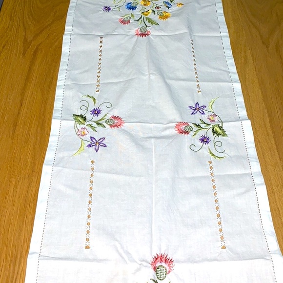 ☀️Friday Happiness SALE☀️ 🌸🍃🪻April Cornell-Embroidered Cotton Tablecloth - Picture 4 of 9